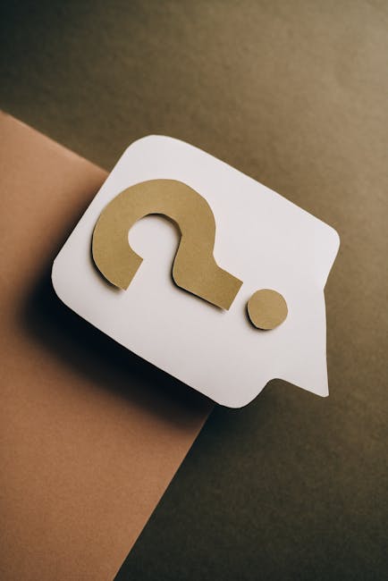 Artisanat de papier artistique d'un point d'interrogation sur fond neutre. Idéal pour les thèmes conceptuels.